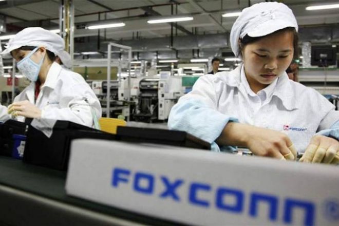 Dos empleadas trabajan en la fábrica de Foxconn en China.