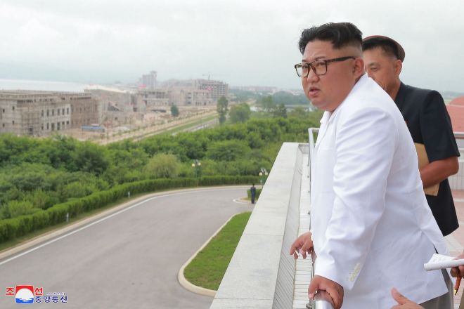 El líder norcoreano Kim Jong Un posa en una visita a Wonsan-Kalma, en la costa este del país asiático.