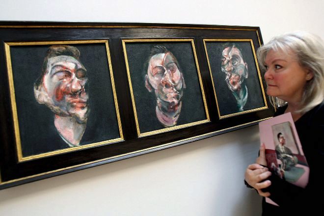 Una mujer observa la obra 'Tres estudios para un retrato de George Dyer'.