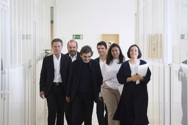 El consejo de administración, con el diseñador Adolfo Domínguez -en el centro- y su hija y presidenta ejecutiva, Adriana, camino de la junta de accionistas.