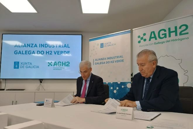 Francisco Conde, vicepresidente primero de la Xunta, y José Ramón Ferreiro, presidente de AGH2, en a firma del convenio.