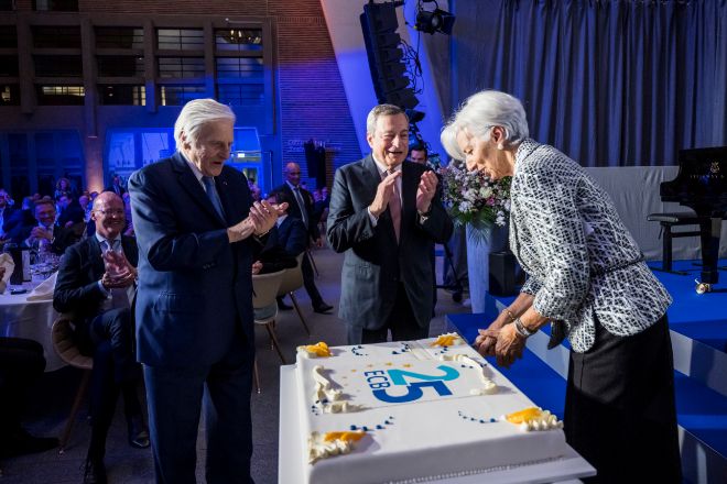 La presidenta del BCE, Christine Lagarde, y los expresidentes Jean-Claude Trichet y Mario Draghi celebran el aniversario de la institución.