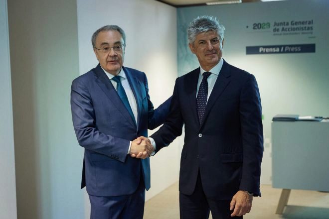 El consejero delegado saliente de Cellnex, Tobías Martínez, saluda a Marco Patuano, su sucesor, antes de la junta de accionistas de la operadora de infraestructuras.
