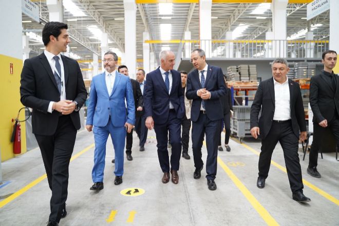 El presidente y CEO de Arteche, Alex Artexte (en el centro), visita la planta de Dilovasi junto a autoridades locales y directivos de la fábrica.