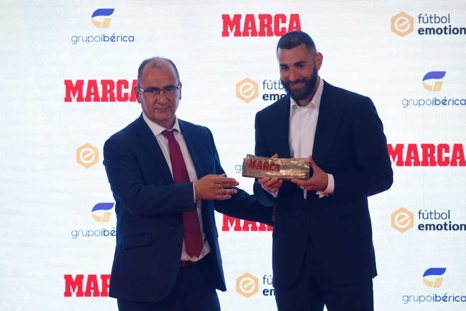 Karim Benzema recibe el premio de Juan Ignacio Gallardo, director de Marca.