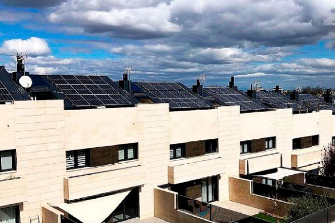 Casas con placas solares instaladas en el tejado.