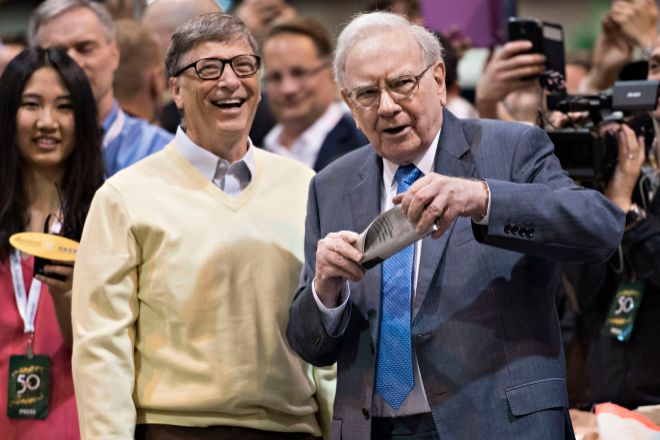 Bill Gates (izquierda), copresidente de la Fundación Bill y Melinda Gates, y Warren Buffett (derecha), presidente y consejero delegado de Berkshire Hathaway.