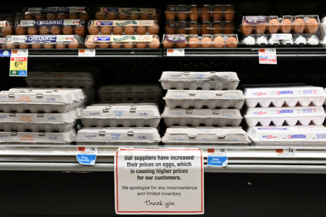 Cartel avisando del alza de precios y de la escasez de huevos en un supermercado.
