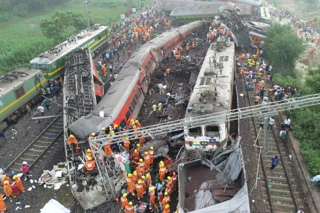 Al menos 261 muertos y 900 heridos en un choque entre trenes en la India