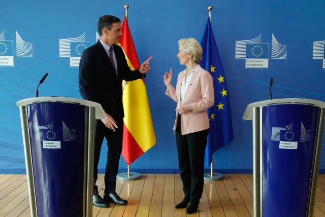 El presidente del Gobierno, Pedro Sánchez, junto a la presidenta de la Comisión Europea, Ursula von der Leyen, en una imagen de archivo.