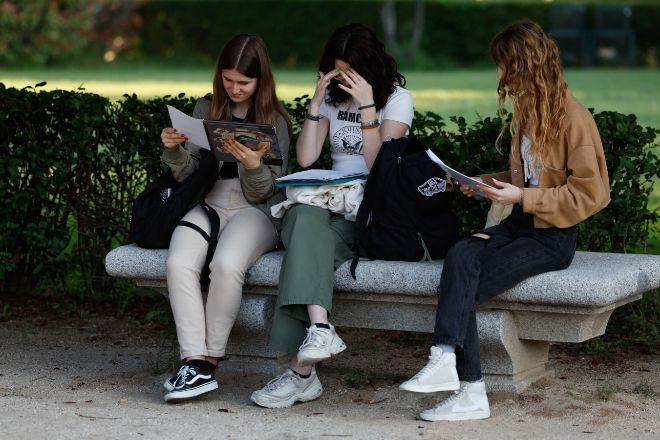 Varias estudiantes revisan hoy sus apuntes antes del inicio del primer día de exámenes de la prueba en la Ciudad Universitaria de Madrid.