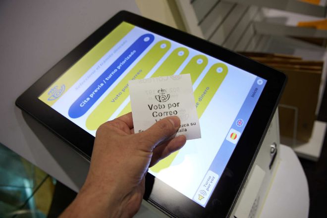Una persona con un tícket de voto por correo en la oficina de Correos de Cibeles, a el pasado 1 de junio de 2023, en Madrid.