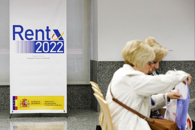 Unas contribuyentes preparan su documentación para hacer la declaración de la Renta en una delegación de Hacienda en Madrid durante la campaña actual que termina el próximo 30 de junio.