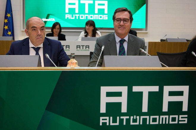El presidente de ATA y vicepresidente de CEOE, Lorenzo Amor, a la izquierda, con el presidente de la CEOE, Antonio Garamendi, ayer, durante la asamblea anual de la organización de autónomos.