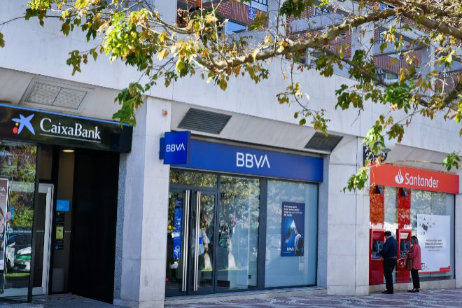 Oficinas de CaixaBank, BBVA y Santander en una calle de Madrid.