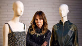 La diseñadora Teresa Helbig posa junto a dos maniquíes en su...