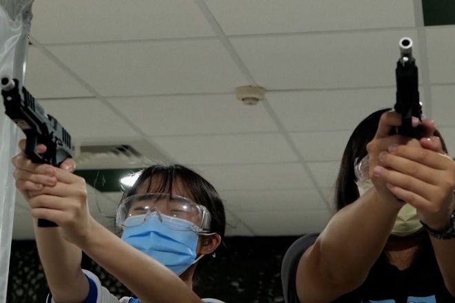 Taiwán enseña a los adolescentes a disparar ante una posible escalada del conflicto con China