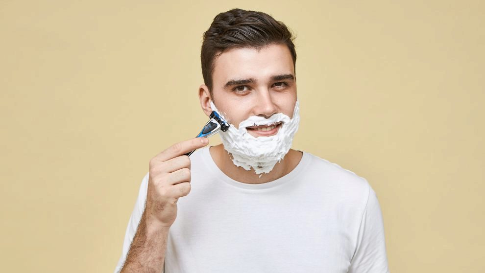 Cómo afeitarse la barba y el bigote?