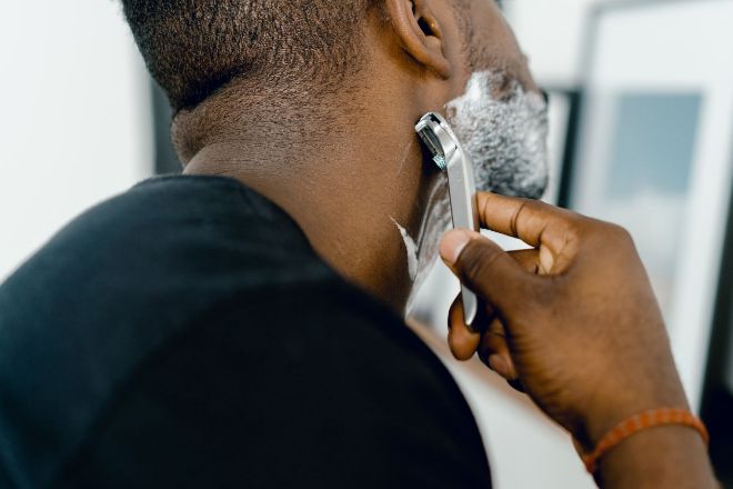 Un buen gel o espuma de afeitado ser clave para rasurarse la barba correctamente.