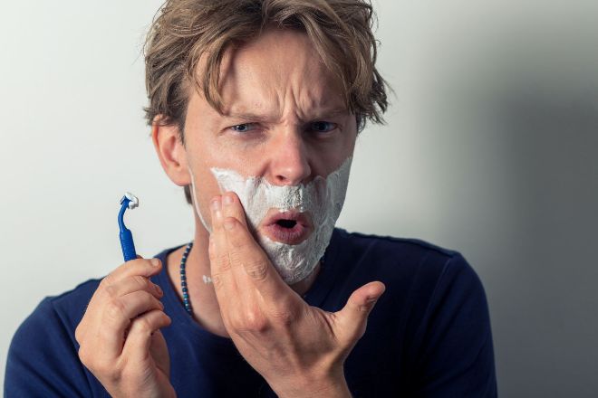 Es importante afeitarse la barba con calma y sin prisas para evitar irritacin y cortes.