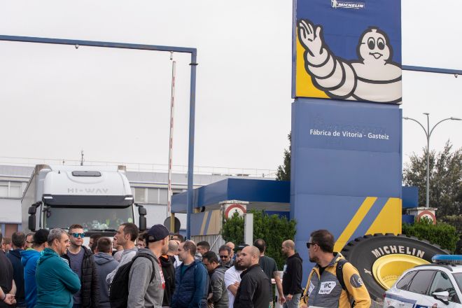 La huelga para la producción en la planta de Michelin en Vitoria