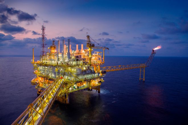 La AIE prevé que la demanda de petróleo toque techo esta década
