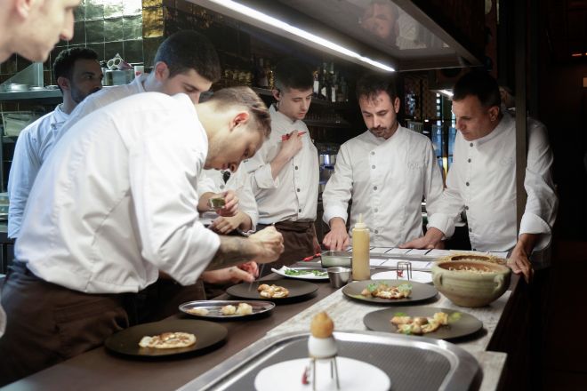 Los chefs Oriol Castro (d) y Eduard Xatruch (2d) durante su jornada de trabajo, tras la proclamación  de su restaurante Disfrutar como el segundo mejor en la lista de 'The World's 50 Best Restaurants'.
