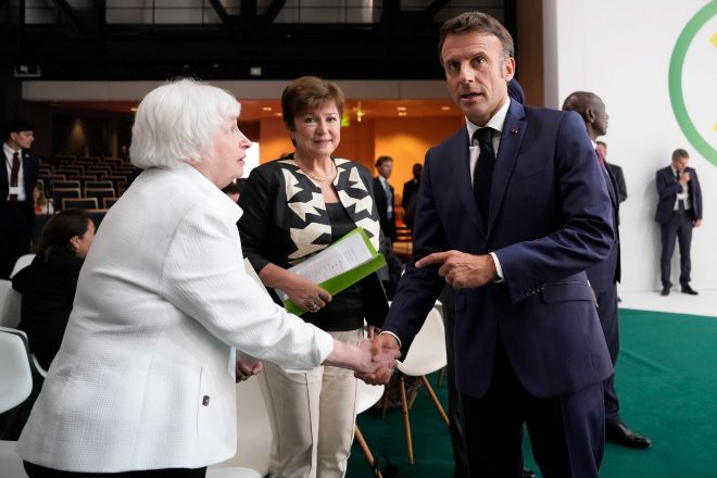 Macron pide impuestos globales y prioriza tasas al transporte marítimo