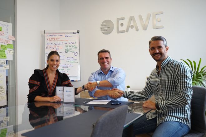 De izquierda a derecha, Laura Crespo (Banco Santander) junto a Luis Linares y Josué García, socios fundadores de Eave.