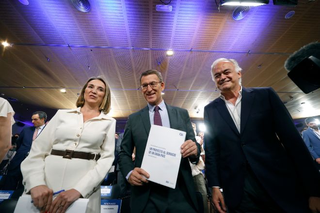 Feijóo presenta un programa electoral basado en «liberar del sanchismo a las instituciones»