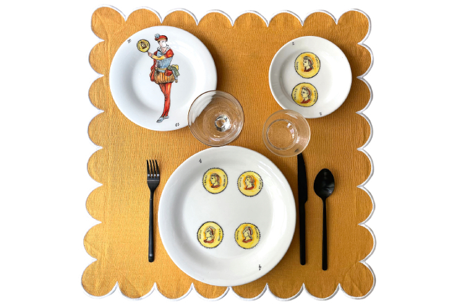 La serie Juega incluye platos con oros, bastos, espadas y copas; juego de plato de pan, de postre y principal, 110 euros