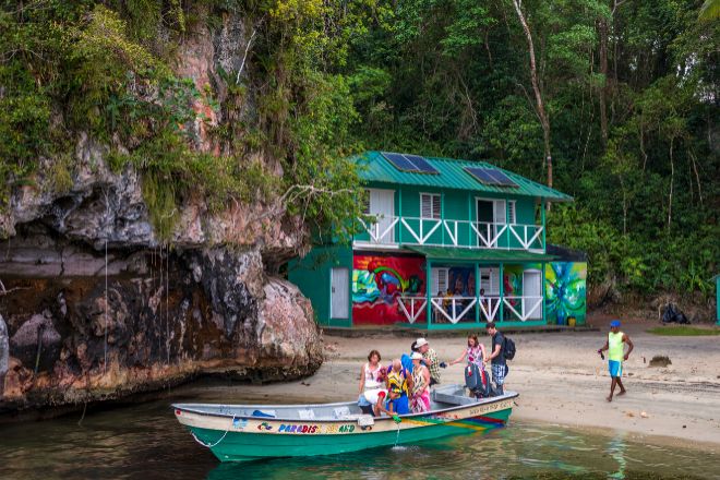 Un grupo de turistas se sube a bordo de un bote para recorrer el Parque Nacional de los Haitises.