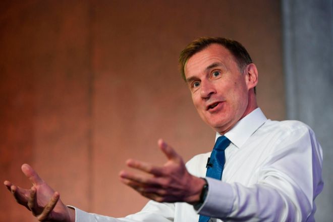 El ministro británico de Economía descarta grandes bajadas de impuestos este año