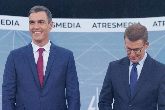 El presidente del Gobierno y candidato del PSOE a la reelección, Pedro Sánchez, y el candidato del PP a la presidencia, Alberto Núñez Feijóo, antes del debate del pasado lunes.