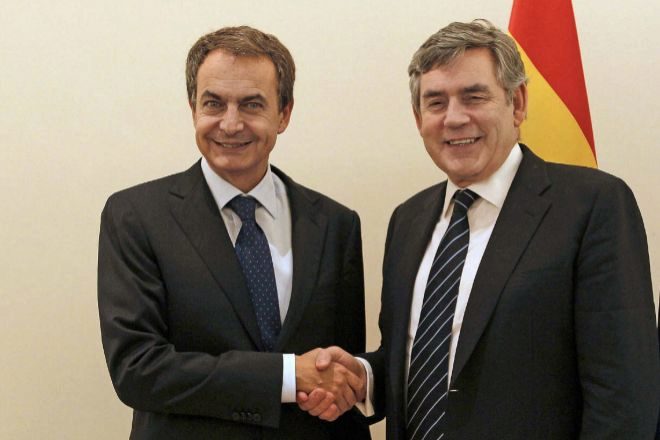 El expresidente del Gobierno, José Luis Rodríguez Zapatero (izquierda), saluda al ex primer ministro británico Gordon Brown, durante una visita del mandatario británico a España, en una imagen de archivo.