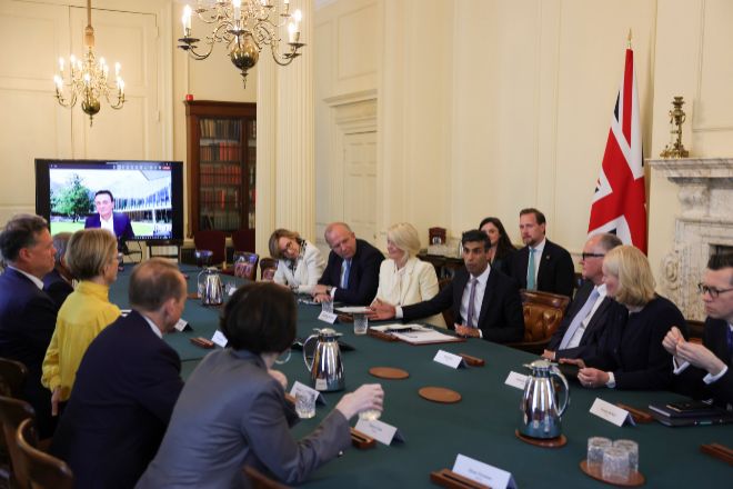 Directivos de Shell, Barclays y AZ se alían con Sunak por la economía