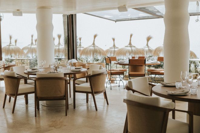 El restaurante de Barbillón Marbella cuenta con grandes ventales al exterior.