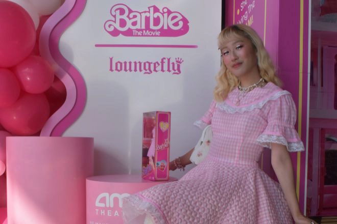 Una joven posa en una instalación dedicada a la película 'Barbie'.