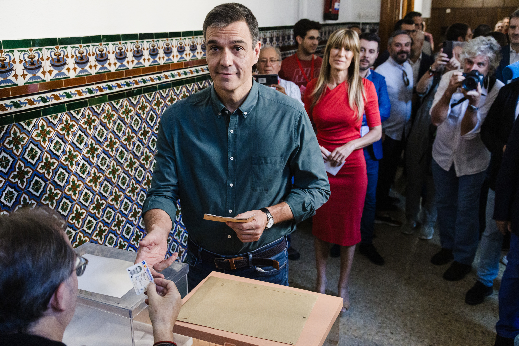 El presidente del Gobierno de España y candidato a la reelección por el PSOE, Pedro Sánchez, ha votado en el Colegio de Nuestra Señora del Buen Consejo,de Madrid.