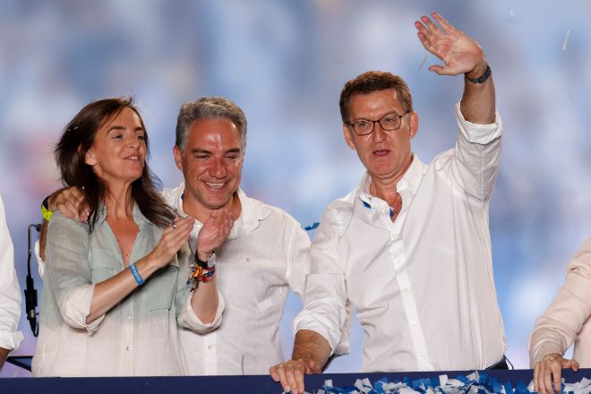 El candidato del Partido Popular, Alberto Núñez Feijóo, saluda a los simpatizantes en la sede de los populares en Madrid tras conocerse los resultados de las elecciones.