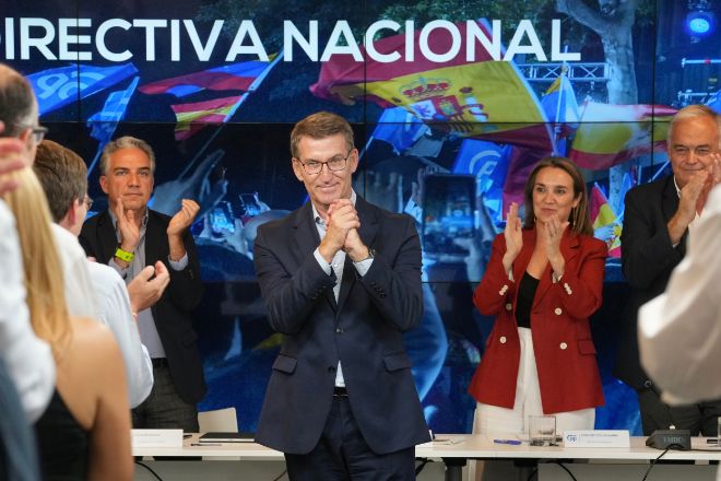 Alberto Nüñez Feijóo fue aplaudido por la directiva de su partido.