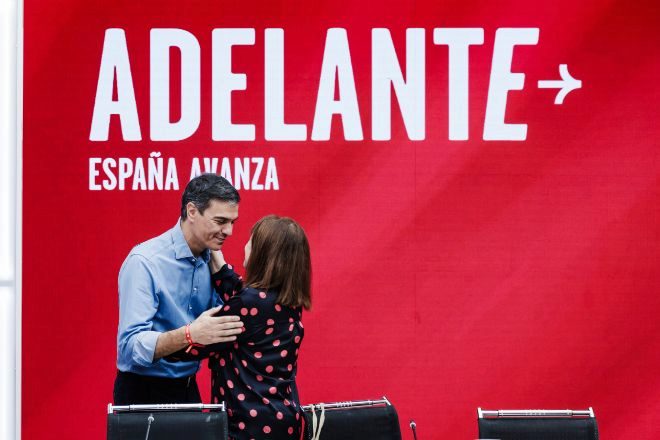 El presidente del Gobierno y secretario general del PSOE, Pedro Sánchez, saluda a la presidenta de su partido, Cristina Narbona, a su llegada a la reunión de la Comisión Ejecutiva Federal del PSOE tras las elecciones generales del 23J.