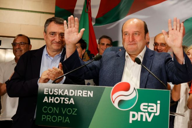 El presidente del PNV, Andoni Ortuzar (c) junto al portavoz de la formación en el Congreso, Aitor Esteban, tras conocer los resultados del 23-J.