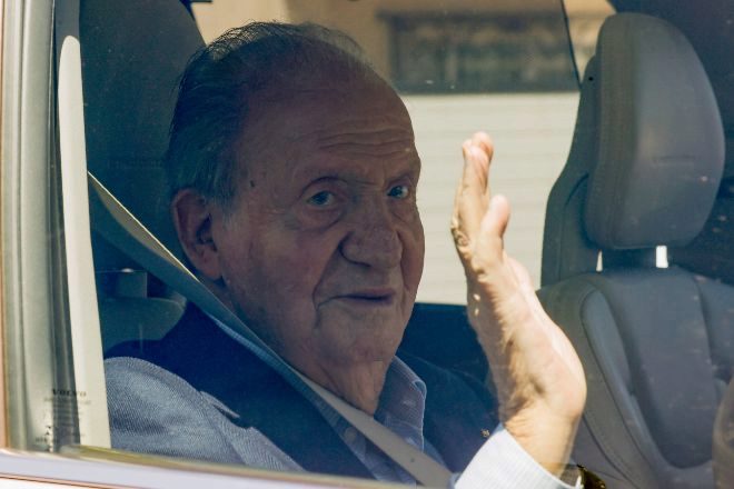 Juan Carlos saluda a su llegada a la casa de su amigo Pedro Campos en Sanxenxo (Pontevedra).