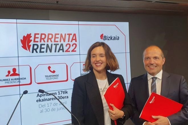 La diputada de Hacienda de Bizkaia, Itxaso Berrojalbiz, junto al director de la Hacienda foral, Iñaki Alonso, en la reciente presentación de los resultados de la campaña de Renta.