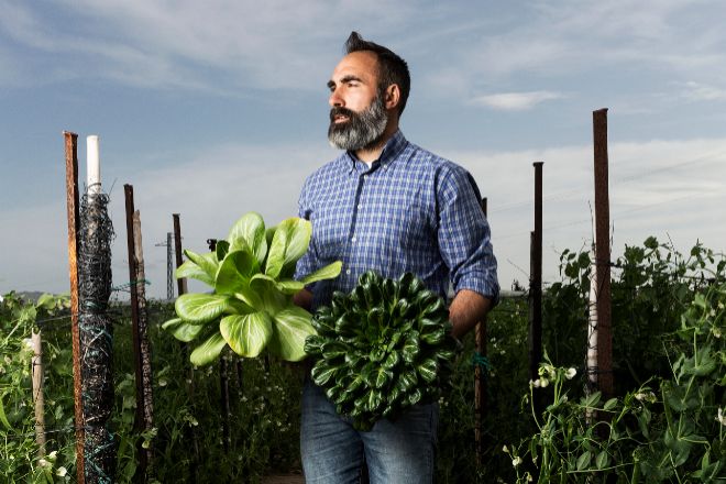 Rafa Monge, emprendedor polifacético al frente  de Cultivo Desterrado,  posa con sus vegetales  de navazo.