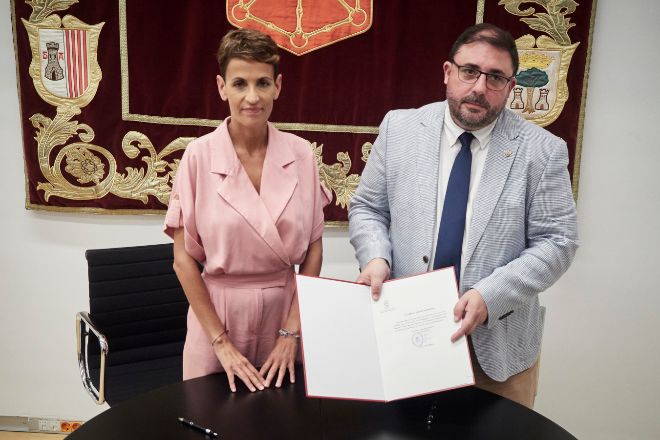 La socialistaMaría Chivite y el presidente del Parlamento de Navarra, Unai Hualde, ayer durante la firma de la aceptación de la socialista como candidata a la investidura como presidenta del Gobierno de Navarra.