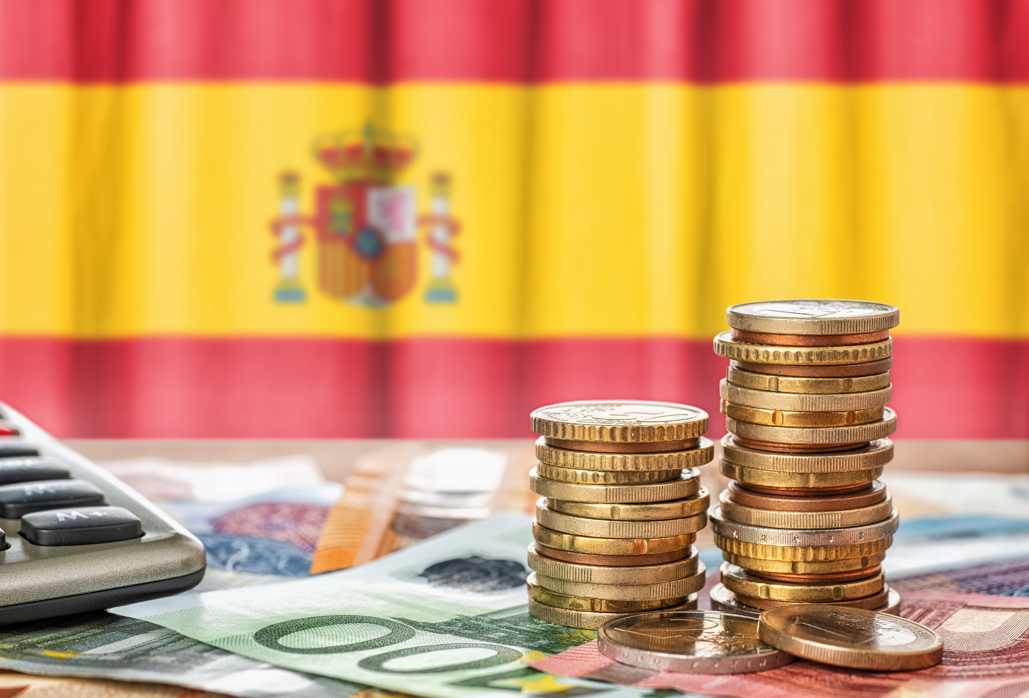 El Tesoro venderá esta semana bonos y obligaciones en la primera puja tras la subida de tipos del BCE El Tesoro Público español celebrará este jueves una nueva subasta de bonos y obligaciones del Estado que será la primera después de que el Banco Central Europeo (BCE) decidiera subir los tipos de interés por primera vez en casi tres años, hasta situarlos en el 2,25. Leer