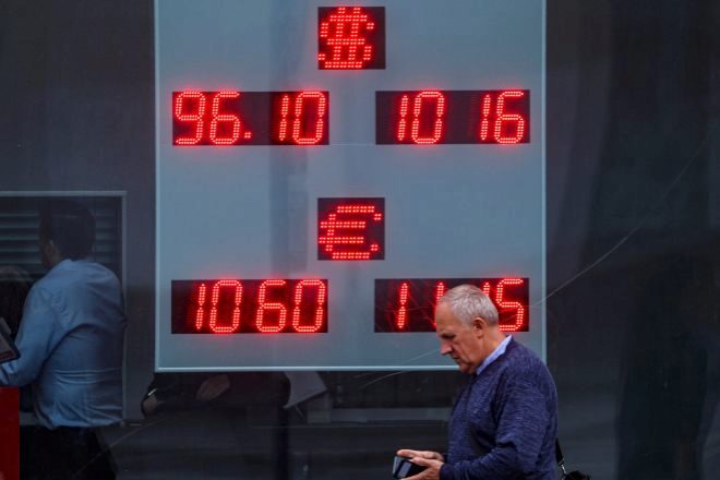 El Banco Central de Rusia (BCR) ha decidido atajar la depreciación del rublo con una fuerte subida de los tipos de interés.