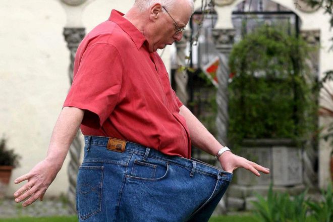 John King, de Shotts en Escocia, que perdió 105,7 kilos en un concurso televisivo y recuperó la salud dejando de comer pasteles, patatas fritas y mantequilla, en una imagen de archivo.